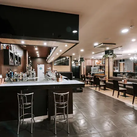 Zenit Hall 88 Hotel apartamentowy 4*